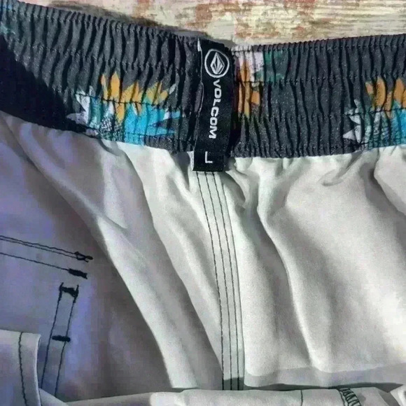 Volcom men’s‎ black with floral design swim trunks size large - Picture 4 of 5